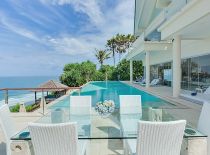 Villa Grand Cliff Ungasan, Poolside seating